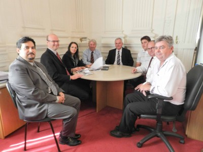 Vice-Prefeito, Secret�rio  e Vereadores buscam solu��o para quadra da EMEF Professor Penedo 