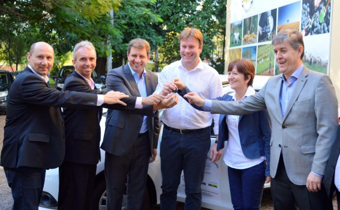 Secretaria da Agricultura entrega tr�s ve�culos para munic�pios que aderiram ao Susaf