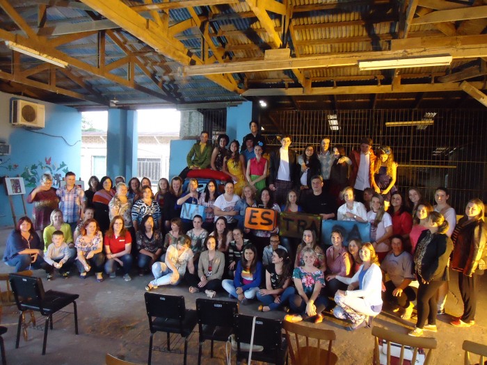 Professores alfabetizadores assistem pe�a de teatro do Col�gio Mau�