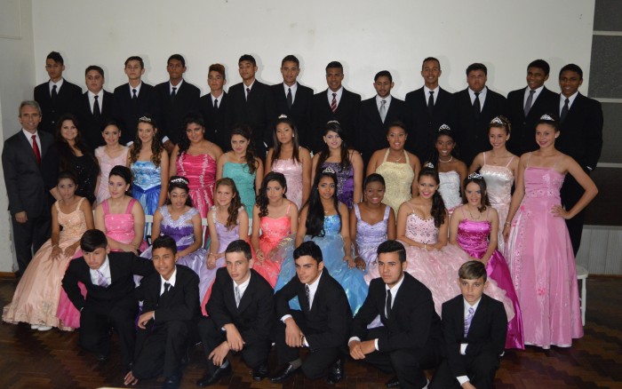 Baile dos Sonhos emociona 19 jovens