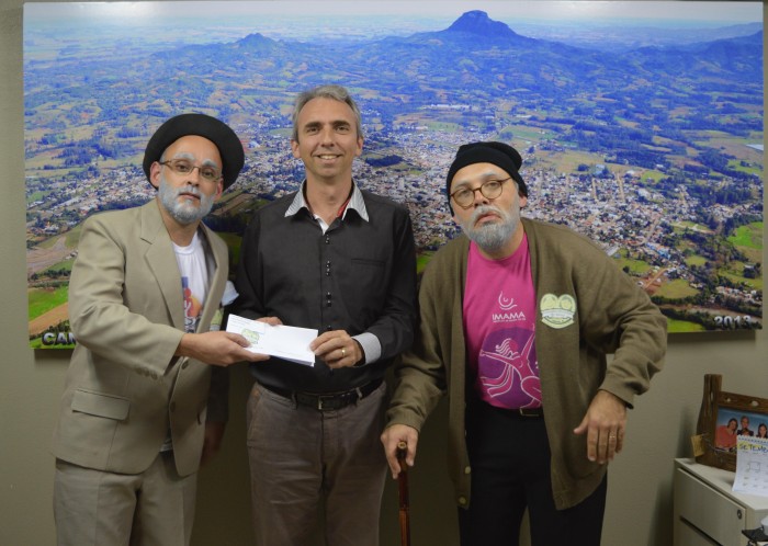 Dupla de �velhinhos� convidam prefeito e vice para evento