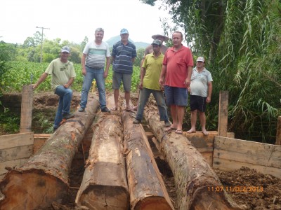 Esfor�o conjunto viabiliza tr�nsito na Picada Roos