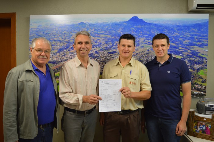 Dois felizardos recebem o pr�mio do NFG