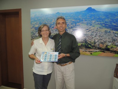 Paulo Butzge recebe selo postal do Botucara�