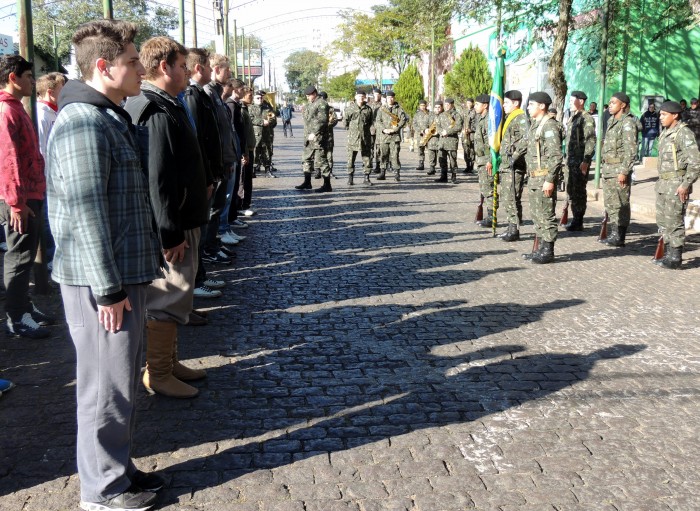 Jovens fazem juramento a Bandeira em Candel�ria
