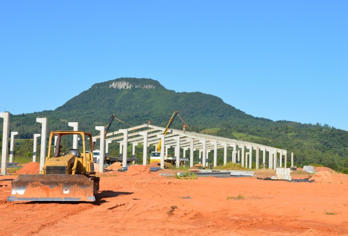 Candel�ria inaugura Condom�nio de Produ��o Associativa do Leite