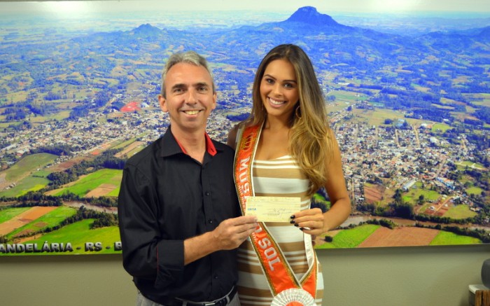 Musa do Sol recebe pr�mio das m�os do prefeito Paulo Butzge