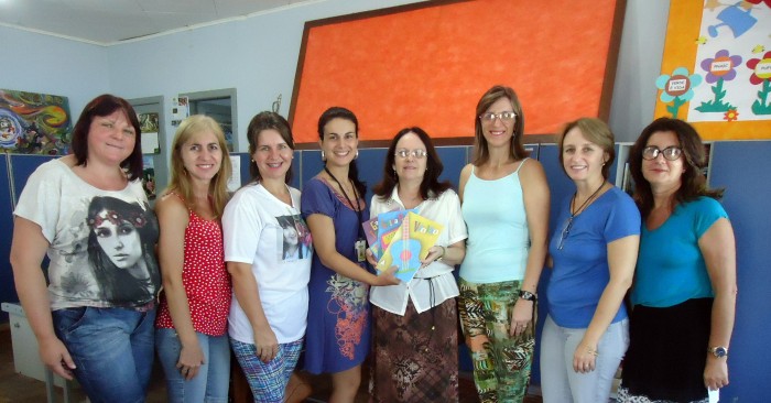 Alunos da rede municipal e estadual de Candel�ria recebem cadernos da Celulose Riograndense