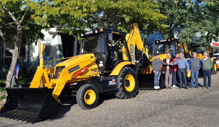 Candel�ria recebe tr�s retro-escavadeiras novas