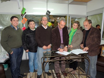 Prefeito renova convenio com Aturvarp